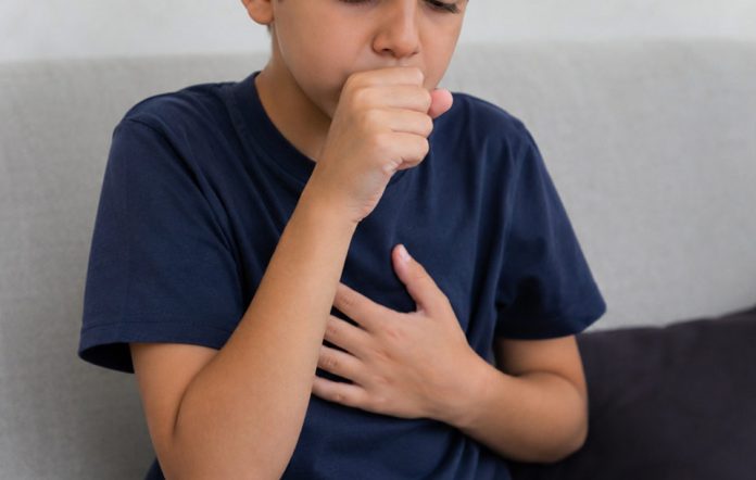 Tos prolongada en niños: cuándo deja de ser un síntoma normal y cómo distinguirla en medio del alza de virus respiratorios