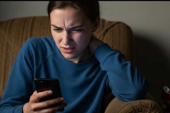 Vacaciones de invierno especialistas alertan que el uso excesivo de celulares puede provocar lesiones en cuello, muñecas y codos