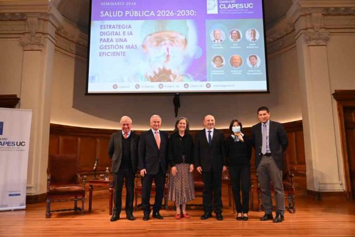 Ministra Chomali destaca transformación digital y uso de nuevas tecnologías para mejorar la gestión en salud en seminario de CLAPES UC
