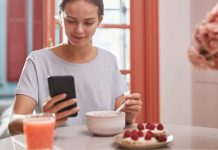 ¿Series, reels o TikTok durante las comidas? Lo que las pantallas le hacen a nuestra alimentación