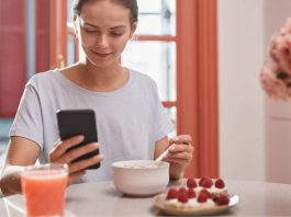 ¿Series, reels o TikTok durante las comidas? Lo que las pantallas le hacen a nuestra alimentación