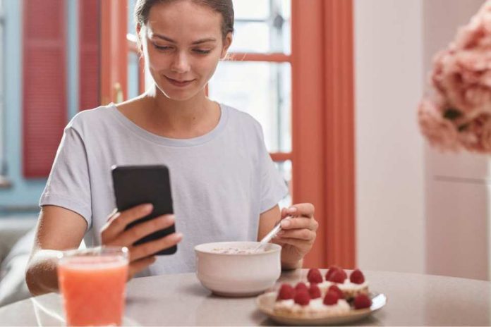 ¿Series, reels o TikTok durante las comidas? Lo que las pantallas le hacen a nuestra alimentación