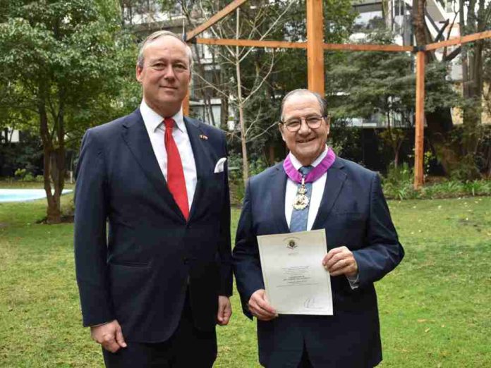 Bélgica condecoró al Dr. Jorge Rojas por su aporte a la cooperación internacional en salud