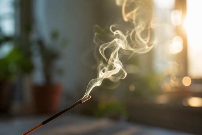 Benceno e hidrocarburos en el humo de un incienso