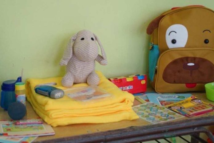 Gobierno entrega kits de emergencia a niños de Portezuelo para resguardar su bienestar