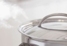 Humedad y hongos en una cocina pueden poner en riesgo la inocuidad de los alimentos, advierte académico UCSC