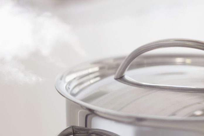 Humedad y hongos en una cocina pueden poner en riesgo la inocuidad de los alimentos, advierte académico UCSC