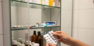 Los errores más comunes al guardar medicamentos en casa (y por qué el baño es el peor lugar)