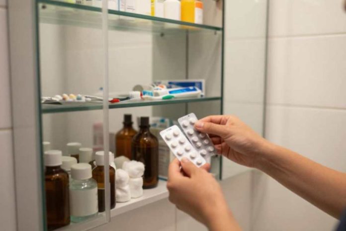 Los errores más comunes al guardar medicamentos en casa (y por qué el baño es el peor lugar)
