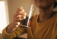 Niños chilenos duplican el límite diario de azúcar solo con lo que beben, advierte nutricionista