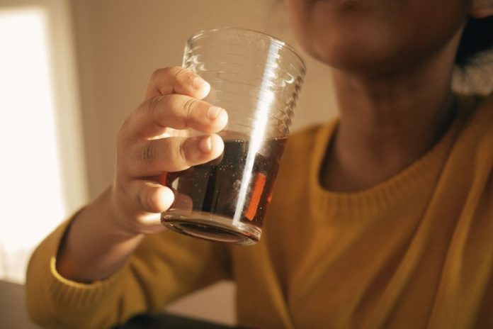 Niños chilenos duplican el límite diario de azúcar solo con lo que beben, advierte nutricionista