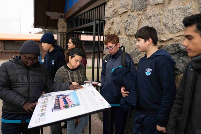 Quintero avanza en turismo inclusivo con nuevos paneles accesibles en Casa Estación  