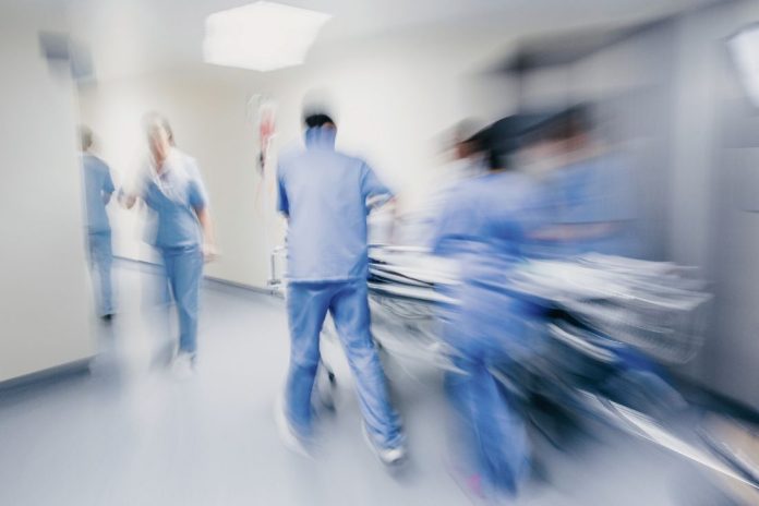 productividad hospitalaria Informe señala que hospitales públicos duplicaron su personal en más de una década, pero su productividad no repunta