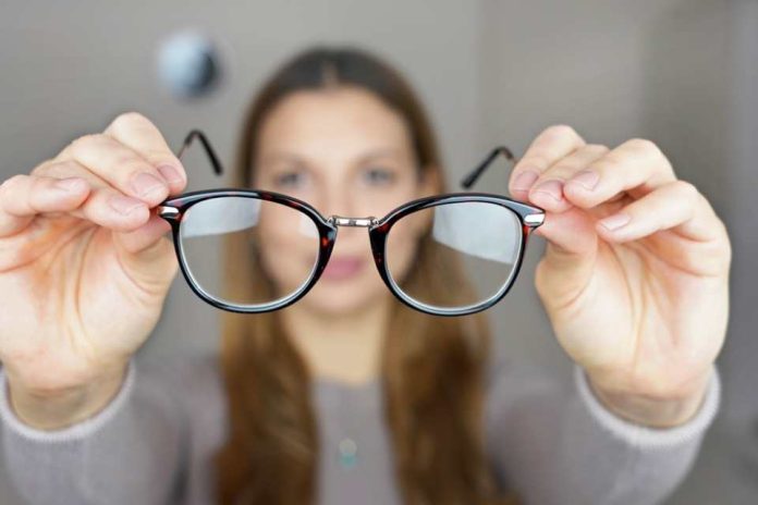 ¿Se aleja el celular para leer Puede tener presbicia, un problema visual que afecta a 9 de cada 10 personas después de los 40 años