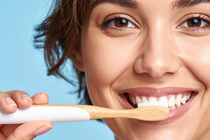¿Te cepillas los dientes apenas terminas de comer? Odontólogos explican por qué podría ser un error