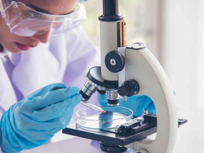 Acciones de Moderna se disparan más de 90% tras éxito en ensayo fase 3 contra melanoma
