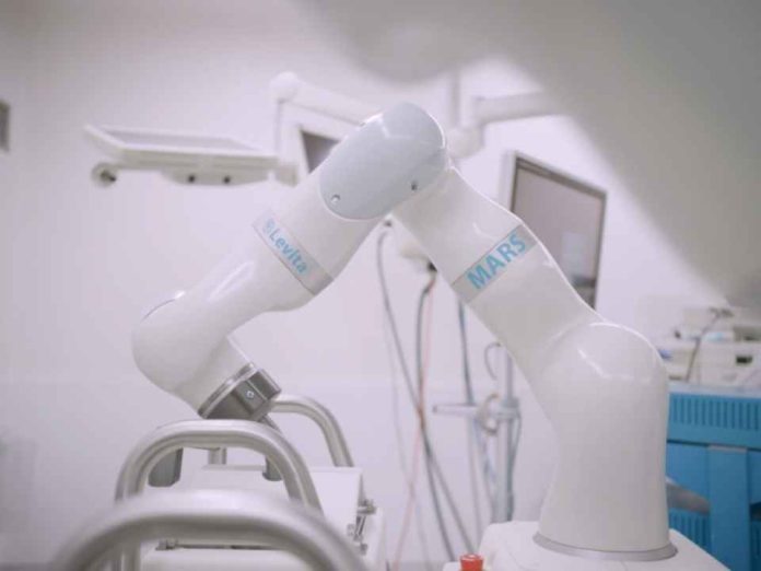 De Chile a EEUU: tecnología de cirugía magnética creada por cirujano chileno llega por primera vez a hospital de Miami