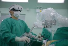 De Chile a EEUU: tecnología de cirugía magnética creada por cirujano chileno llega por primera vez a hospital de Miami