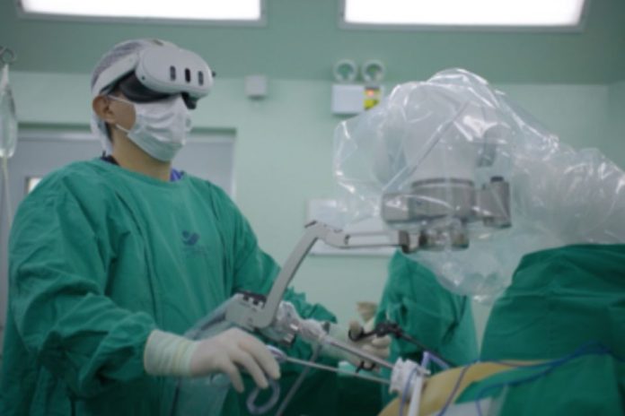 De Chile a EEUU: tecnología de cirugía magnética creada por cirujano chileno llega por primera vez a hospital de Miami