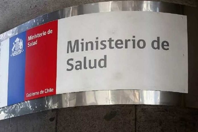 Minsal pide renuncia a directores de dos Servicios de Salud por 