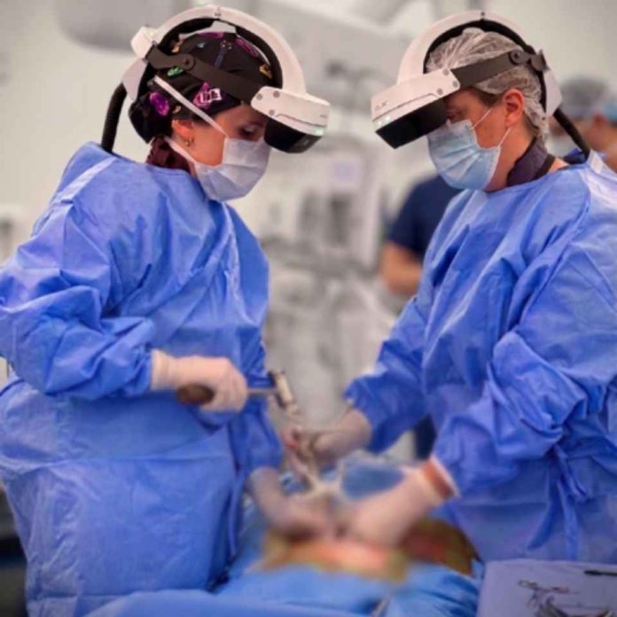 Surglasses y PV Equip profundizan su alianza estratégica para impulsar la cirugía de columna con Realidad Aumentada en Chile, tras demostración clínica junto a la Dra. Karen Weissmann en Clínica MEDS