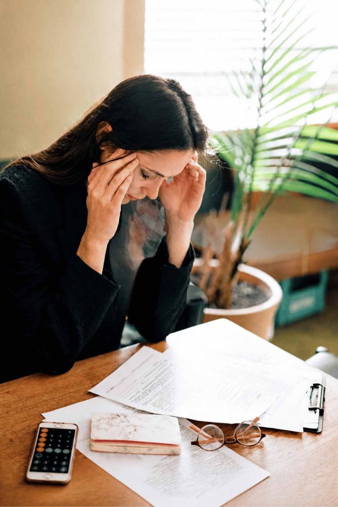 Reportaje | ¿Por qué dormir el fin de semana ya no basta? El urgente desafío a cuidar la salud mental antes que la licencia médica sea la única alternativa.