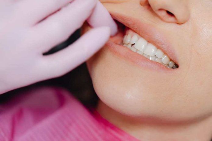 ¿Te sangran las encías Podría ser gingivitis y no lo debes normalizar ¿Te sangran las encías Podría ser gingivitis y no lo debes normalizar