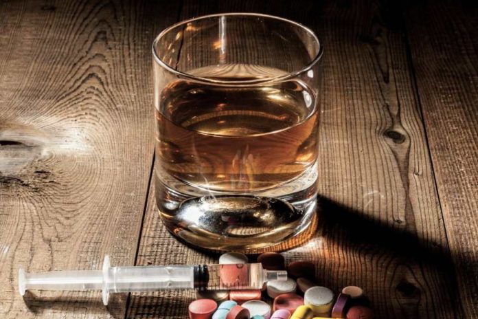 Cuáles son los fármacos más peligrosos de mezclar con alcohol en estas fiestas patrias, según toxicólogo