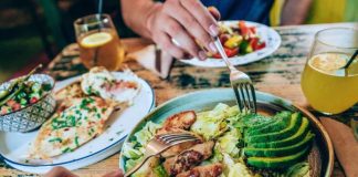 Los alimentos que ayudan a frenar la pérdida de músculo después de los 40, según un nutricionista