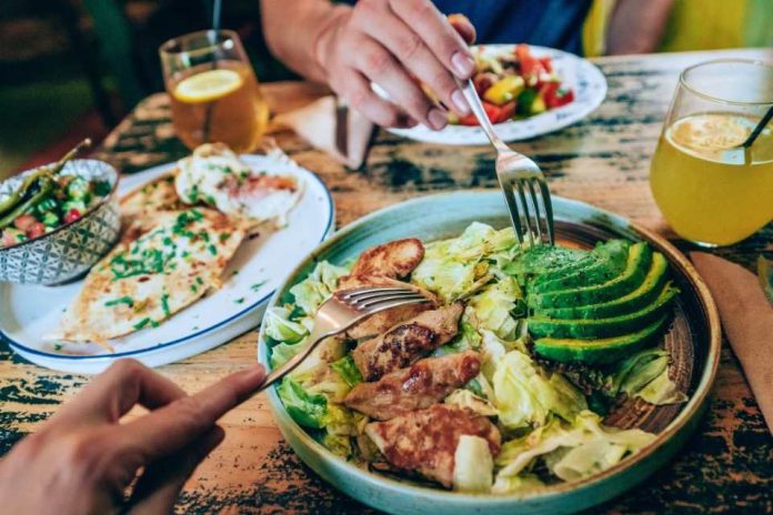 Los alimentos que ayudan a frenar la pérdida de músculo después de los 40, según un nutricionista