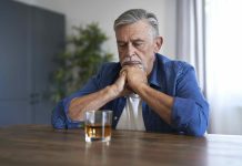 Reportaje | Soledad, jubilación y un hábito de 30 años: por qué las personas mayores beben más y mueren más por alcohol en Chile Reportaje | Soledad, jubilación y un hábito de 30 años: por qué las personas mayores beben más y mueren más por alcohol en Chile