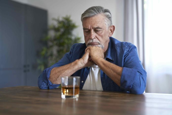 Reportaje | Soledad, jubilación y un hábito de 30 años: por qué las personas mayores beben más y mueren más por alcohol en Chile Reportaje | Soledad, jubilación y un hábito de 30 años: por qué las personas mayores beben más y mueren más por alcohol en Chile
