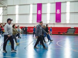 Marcha nórdica impulsa actividad física y comunidad en personas mayores