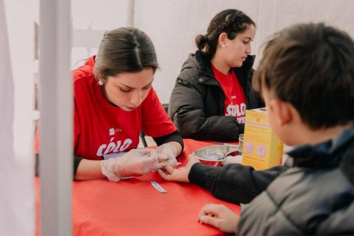 Más de 21 mil personas diagnosticadas con VIH no reciben tratamiento en Chile