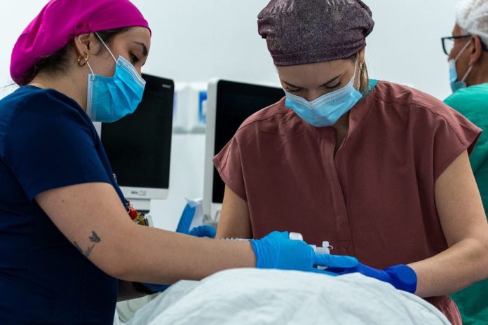 Operativo de Clínica Alemana y Desafío Levantemos Chile, permitió realizar cirugía de várices a pacientes de toda la provincia de Curicó