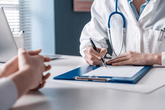 Sondeo señala que persiste idea de facilidad para obtener licencia médica a pesar de “efecto contraloría