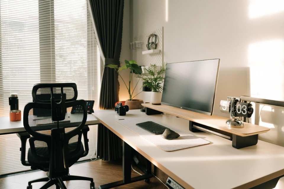 Cómo elegir una silla de escritorio cómoda y ergonómica para tu hogar, ajustar la silla a tu postura y escritorio