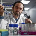 Reportaje | El «talón de Aquiles» del cáncer: científicos chilenos descubren cómo desarmar una molécula clave en tumores de estómago y mama Reportaje | El "talón de Aquiles" del cáncer: científicos chilenos descubren cómo desarmar una molécula clave en tumores de estómago y mama