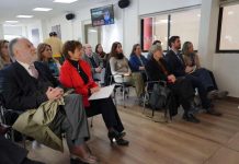 61% de los niños chilenos tiene celular propio: Autoridades y expertas abordan los efectos de la sobreexposición a pantallas 