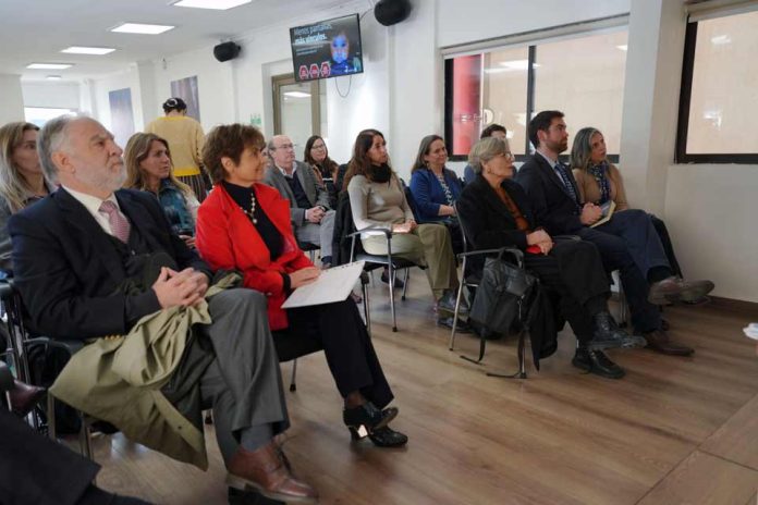 61% de los niños chilenos tiene celular propio: Autoridades y expertas abordan los efectos de la sobreexposición a pantallas 