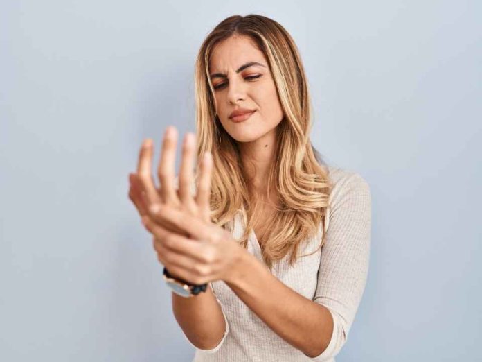 Casi 90 mil personas han sido notificadas con artritis reumatoide en Chile: la rigidez matinal que no conviene normalizar