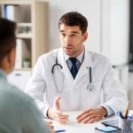 Columna de opinión | ¿Por qué los hombres llegan tarde al médico? Las enfermedades silenciosas que más se diagnostican cuando ya avanzaron