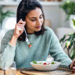 Comer con el celular en la mano: el hábito silencioso que podría hacerte comer más de lo que necesitas