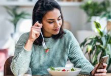 Comer con el celular en la mano: el hábito silencioso que podría hacerte comer más de lo que necesitas