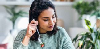 Comer con el celular en la mano: el hábito silencioso que podría hacerte comer más de lo que necesitas Comer con el celular en la mano: el hábito silencioso que podría hacerte comer más de lo que necesitas