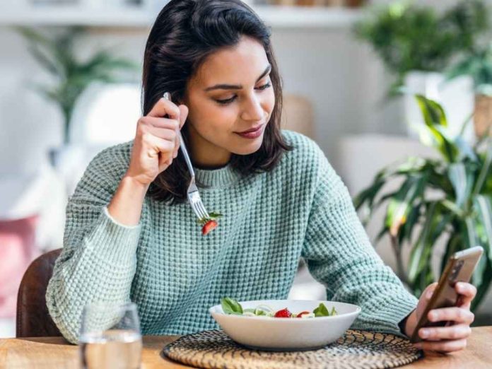 Comer con el celular en la mano: el hábito silencioso que podría hacerte comer más de lo que necesitas