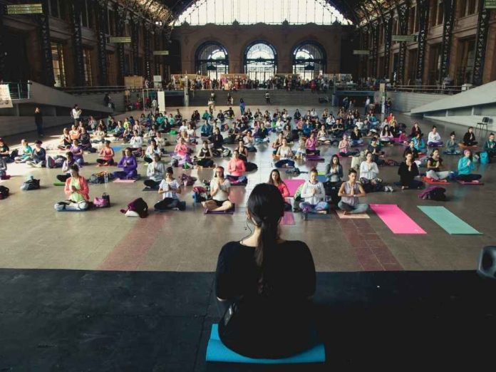 Con clase gratuita y masiva ExpoYoga regresa a Estación Mapocho para convocar a la Comunidad del Yoga en Chile