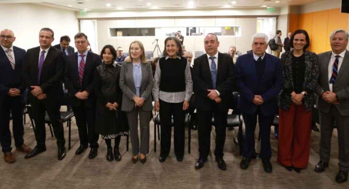 Desafíos del sistema de salud en seminario de la Federación Médica de Chile