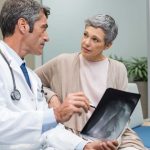 Día Mundial de la Osteoporosis: lo que las mujeres jóvenes deben saber antes de la primera fractura