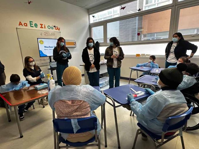 La ciencia llega hasta el aula hospitalaria del Exequiel González Cortés